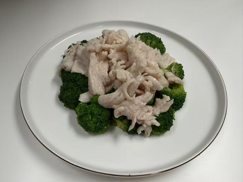 D5. Steam Chicken w. Broccoli